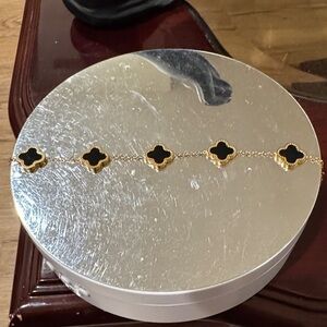Elegant Gold and Black Clover Bracelet 18 k gold plated